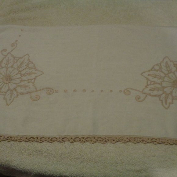 BEAUTIFUL CREAM & BEIGE EARLY 1900S LINEN CROCHETED & LACE SM TABLECLOTH - Picture 5 of 5
